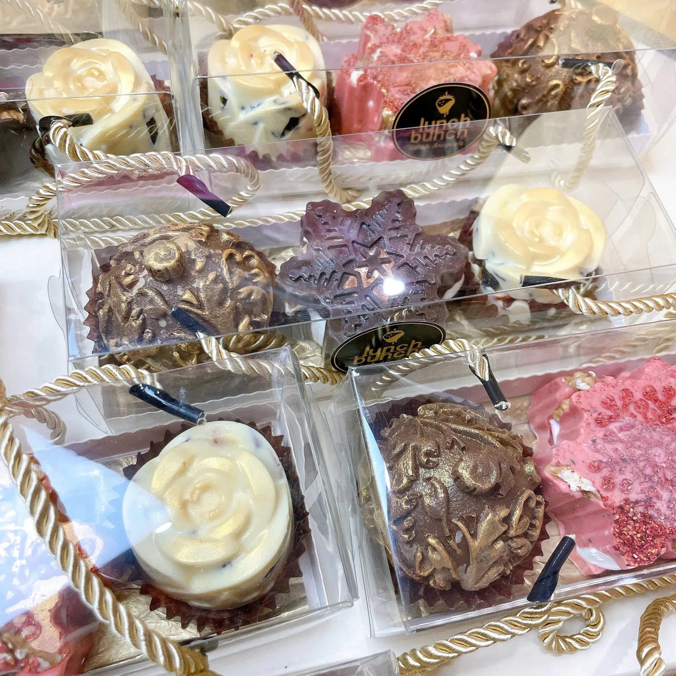 CHOCOLATE CHRISTMAS DESSERT BOX ROCKY ROAD FLOWERS 3D