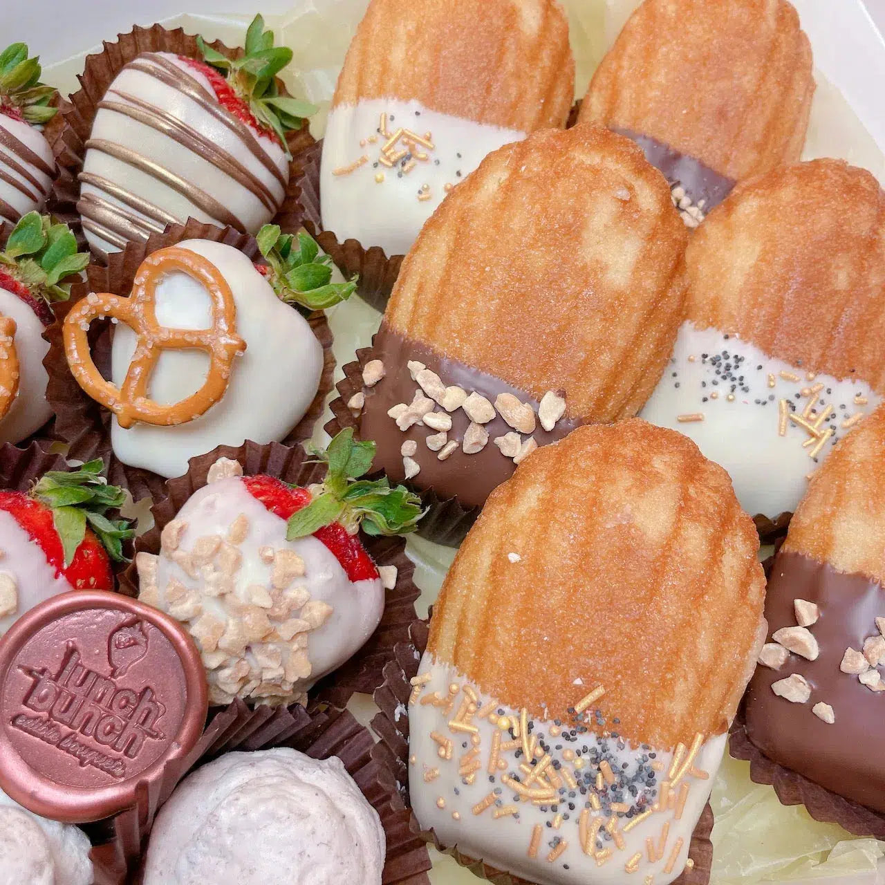 chocolate strawberries, luxury desserts, luxury sweets, chocolate dessert box, dessert box gift, online gifts adelaide delivery, sweet treat box, treat gift box, gift hamper adelaide