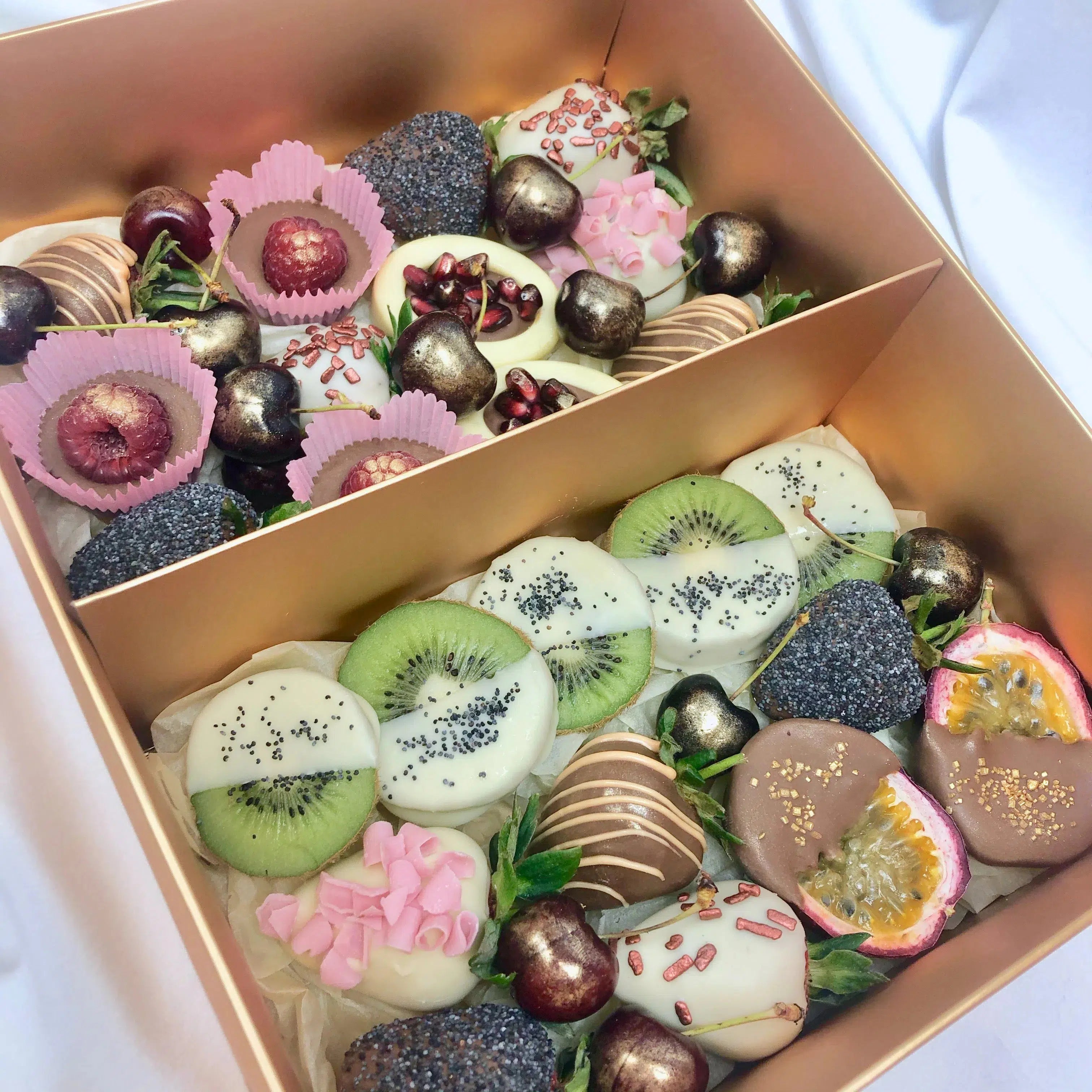 Mixed Chocolate Fruits & Berries Gift Hamper luxury fresh fruits and berries gift basket order online same-day delivery