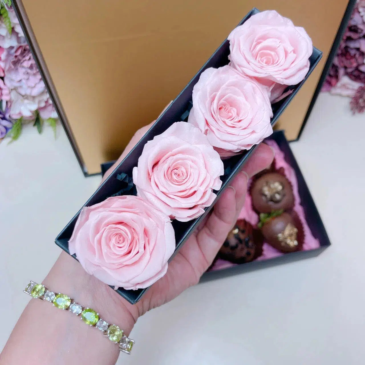 preserved roses, preserved roses box, eternal rose, infinity rose, everlasting flowers, preserved flowers, preserved flowers delivery, delivered floral arrangements