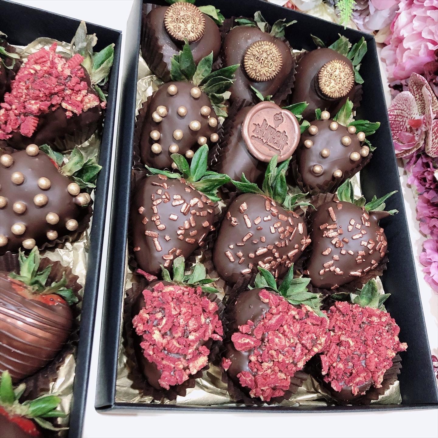 Healthy chocolate covered strawberries gift box dessert hamper for a birthday gift for wedding anniversary thank you gift