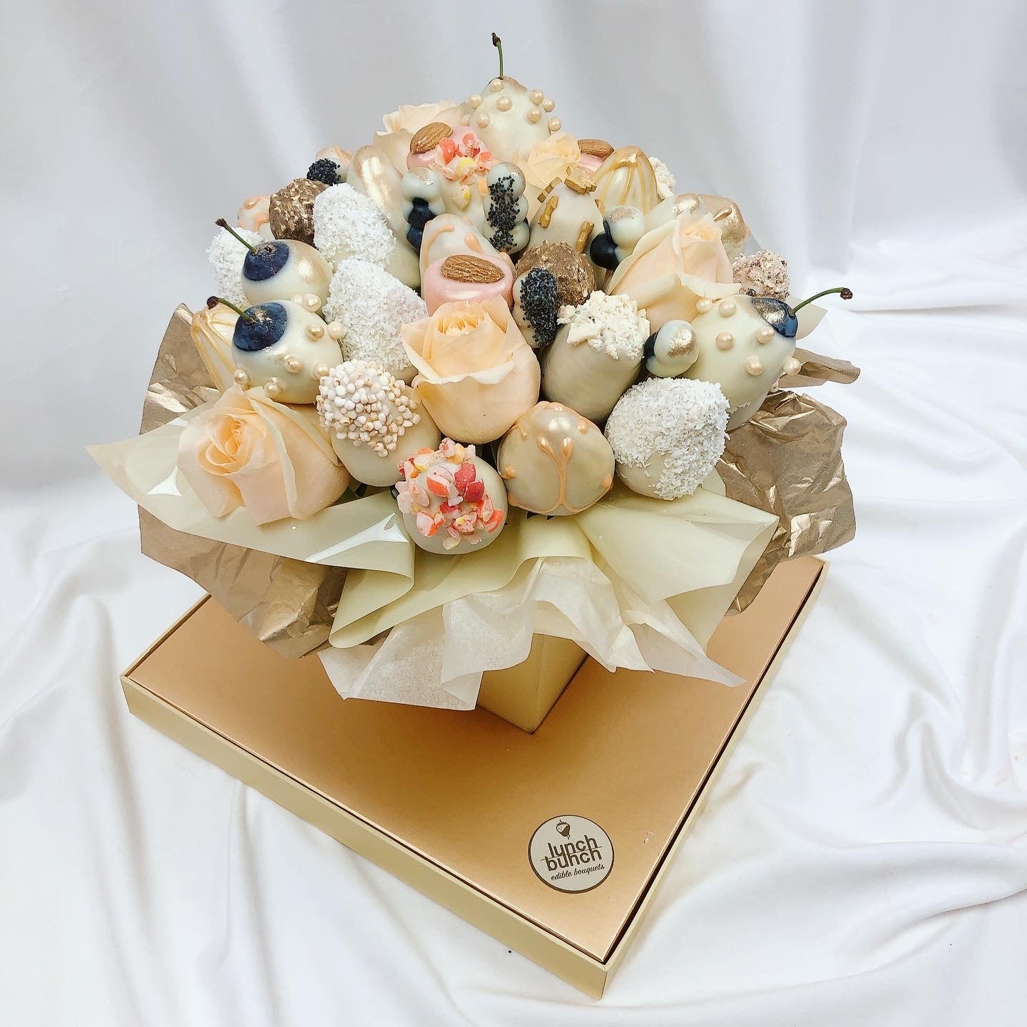 Engagement Gift, chocolate strawberries Bouquet, Romantig gift, engagement present, white chocolate bouquet, dessert gift adelaide delivery