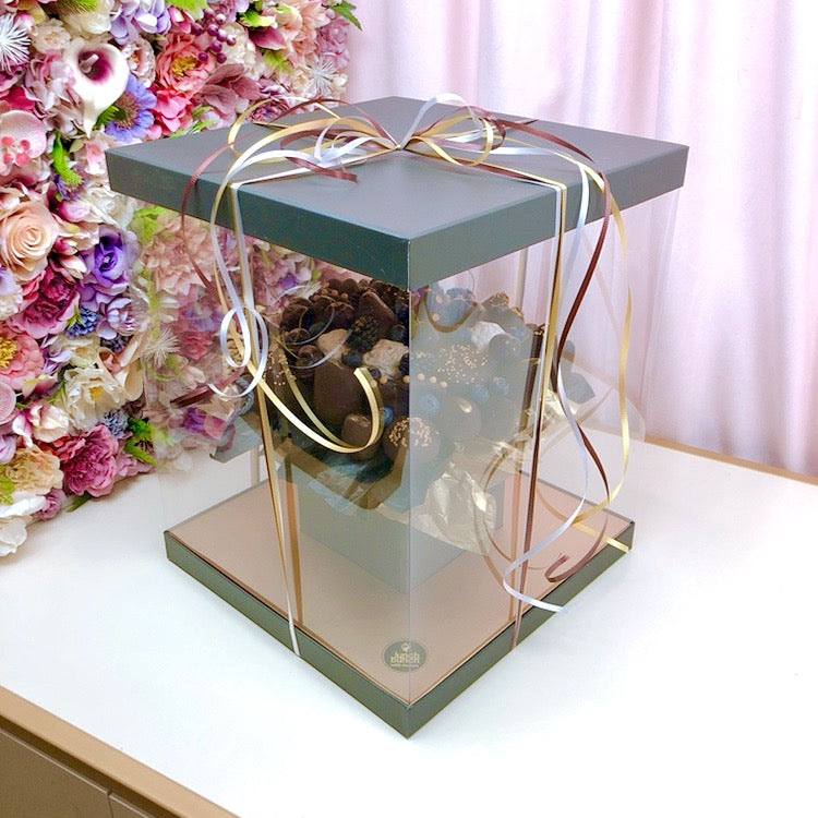 Donald Bouquet was milk chocolate covered strawberries in a luxury aquarium gift box transparent box for chocolate bouquet
