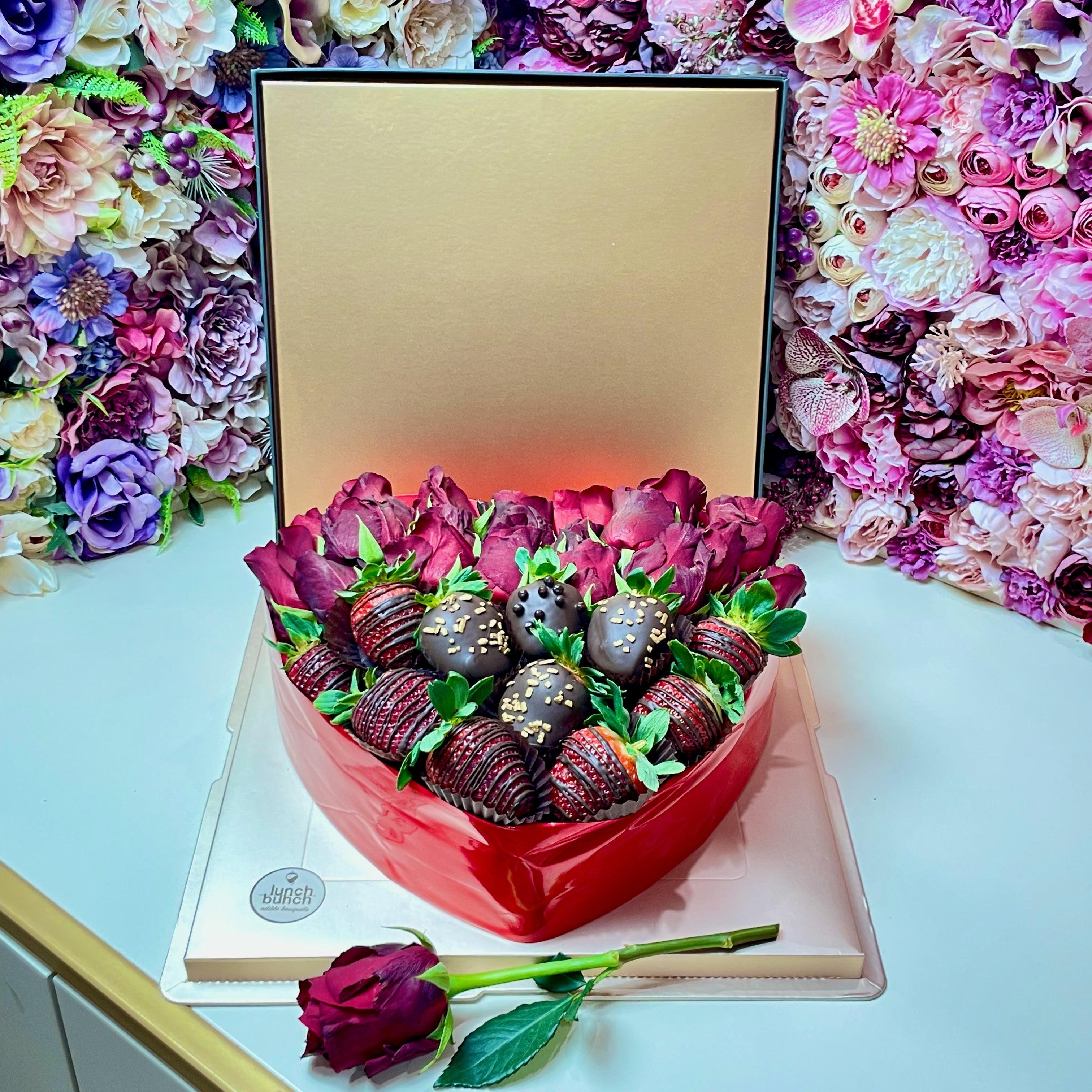 Romantic Gift for her, chocolate and roses hamper delivery, chocolate covered strawberries gift box, 