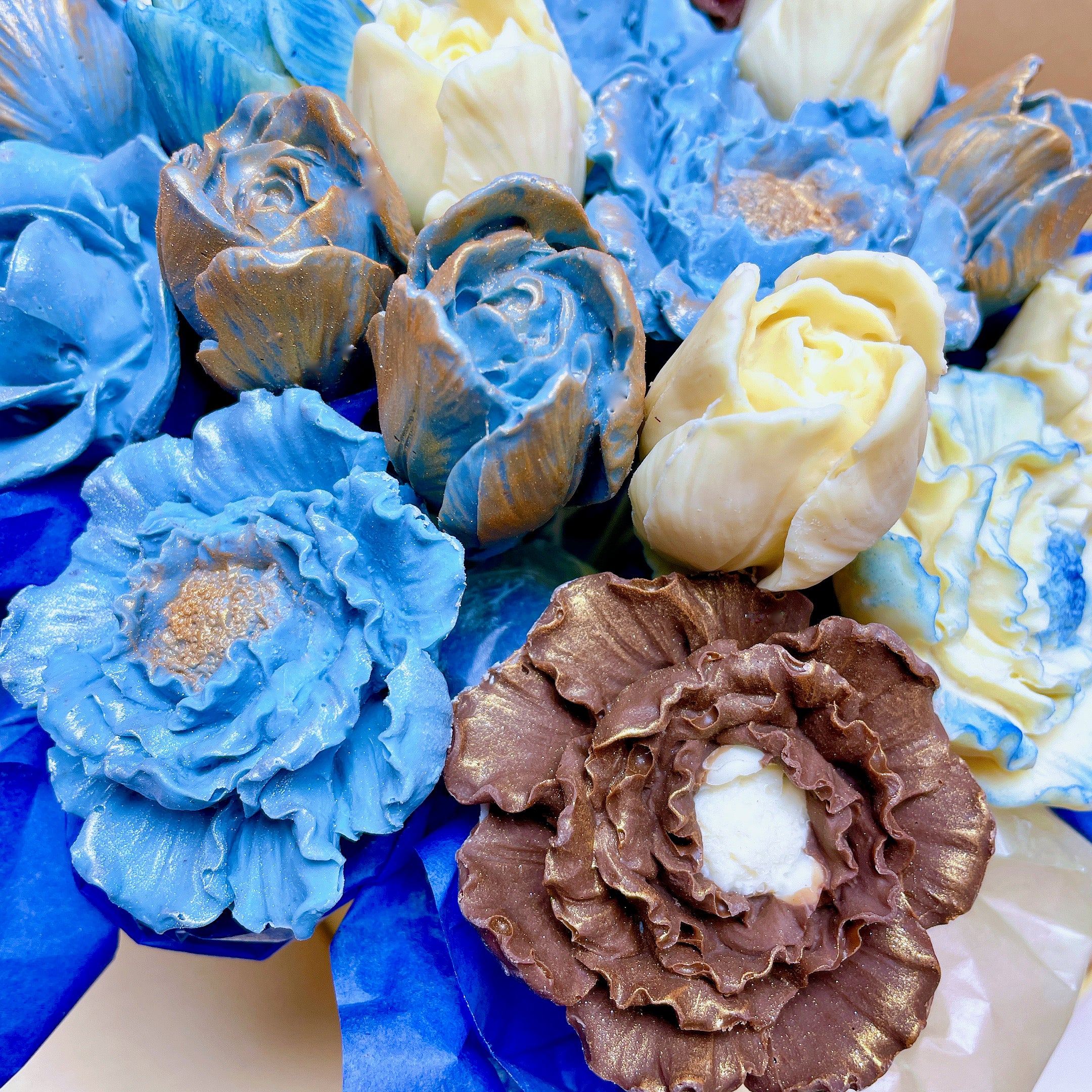 blue chocolate flowers bouquet , chocolate blooms bouquet, 3D chocolate roses gift