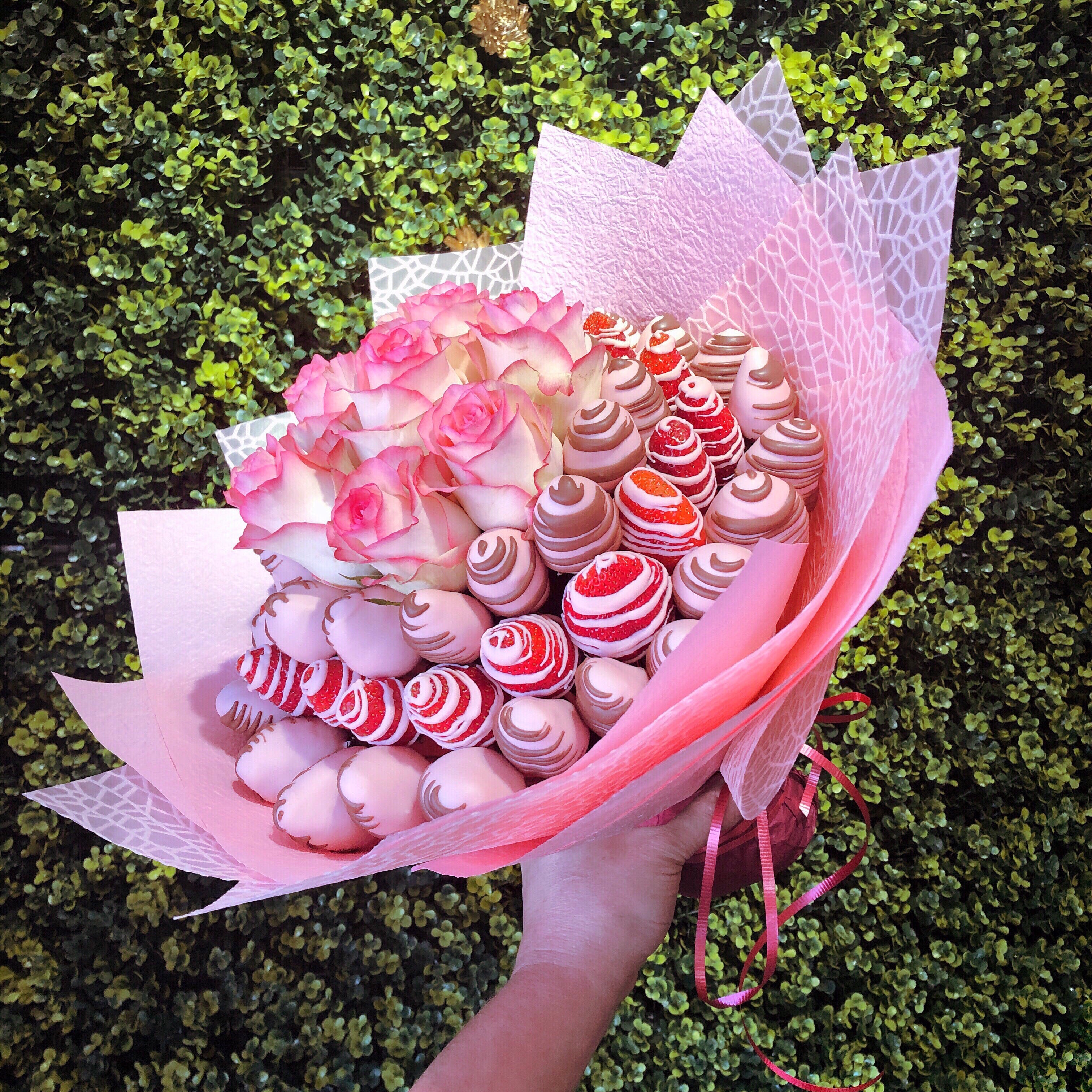 Fresh cut roses chocolate covered strawberries Bouquet order online same day delivery Adelaide
